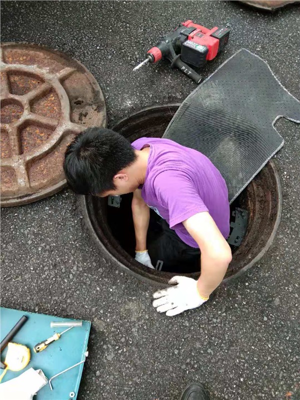 湖南向日葵app下载安装污版工作人员正在安装智能电子锁井盖
